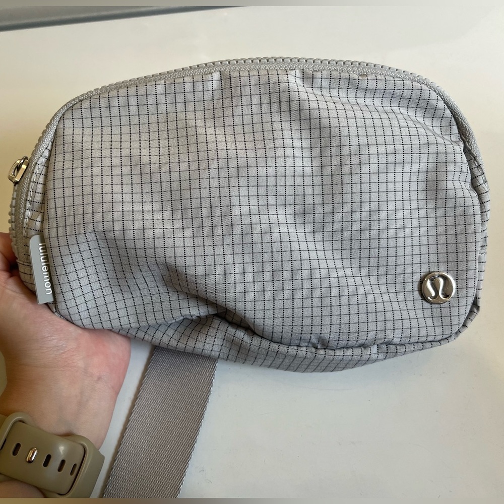 Lululemon Everywhere Belt Bag in Graphite Grey